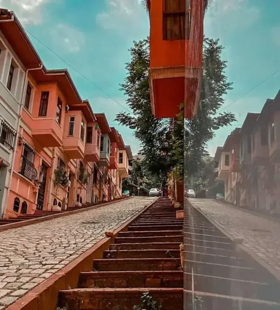 İstanbul Balat'ta rengarenk tarihi evlerin bulunduğu Arnavut kaldırımlı sokak. _by fotoloji