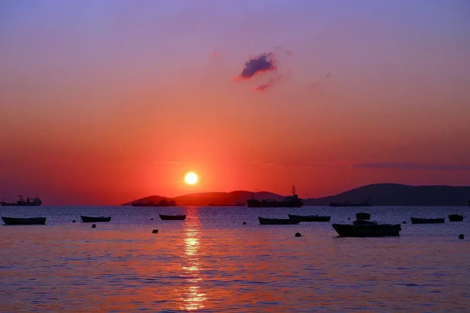 istanbul sunset balikci tekneleri