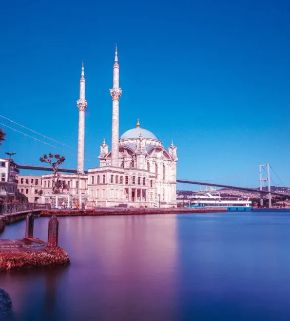 Arkaplanda Koprunun Bulundugu Bogaz Kiyisindaki Ortakoy Camii Berrak Mavi Gokyuzunun Altinda