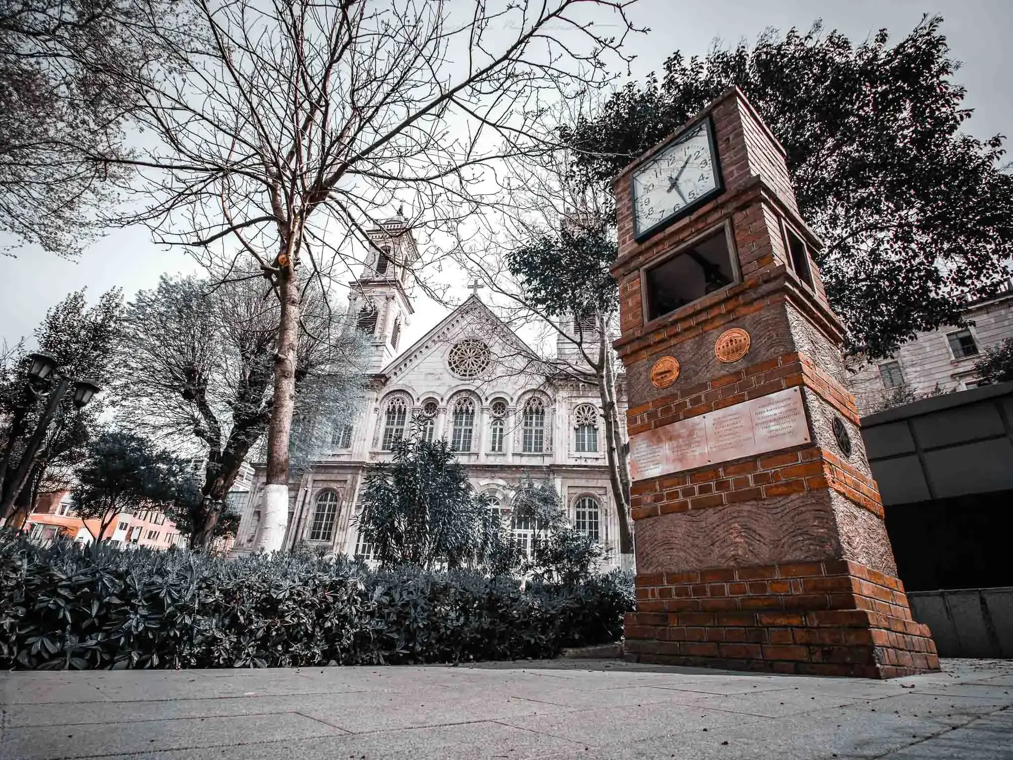 İstanbul'daki Aya Triada Rum Ortodoks Kilisesi'nin önündeki saat kulesi, tarihi bir Beyoğlu kilisesi.