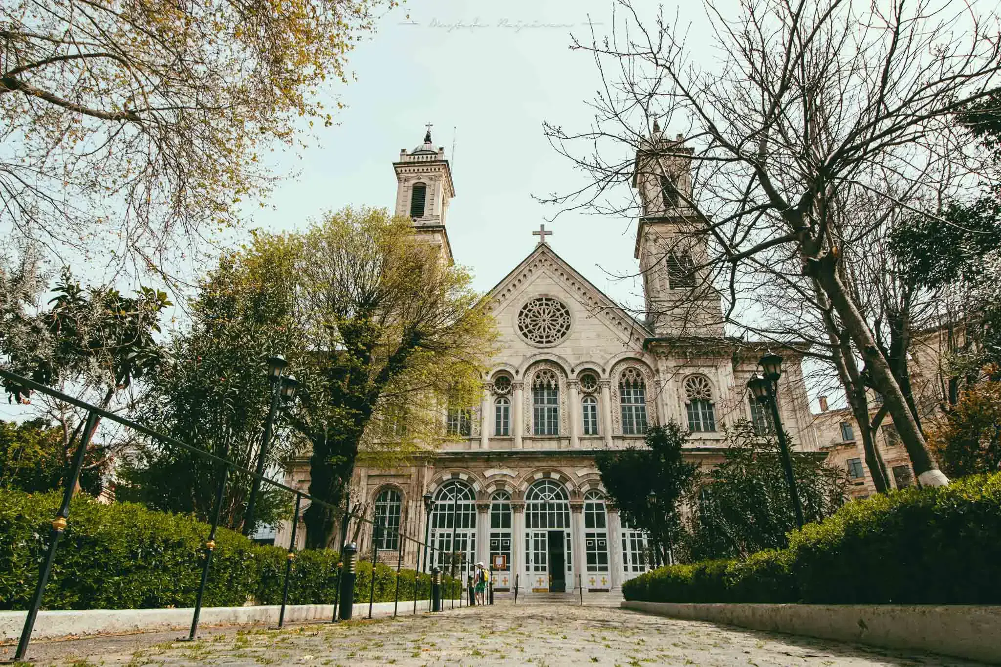 Aya Triada Rum Ortodoks Kilisesi - İstanbul'un Gizli Hazineleri 2 Aya Triada Rum Ortodoks Kilisesi, İstanbul'da, Beyoğlu'nda tarihi bir kilise.