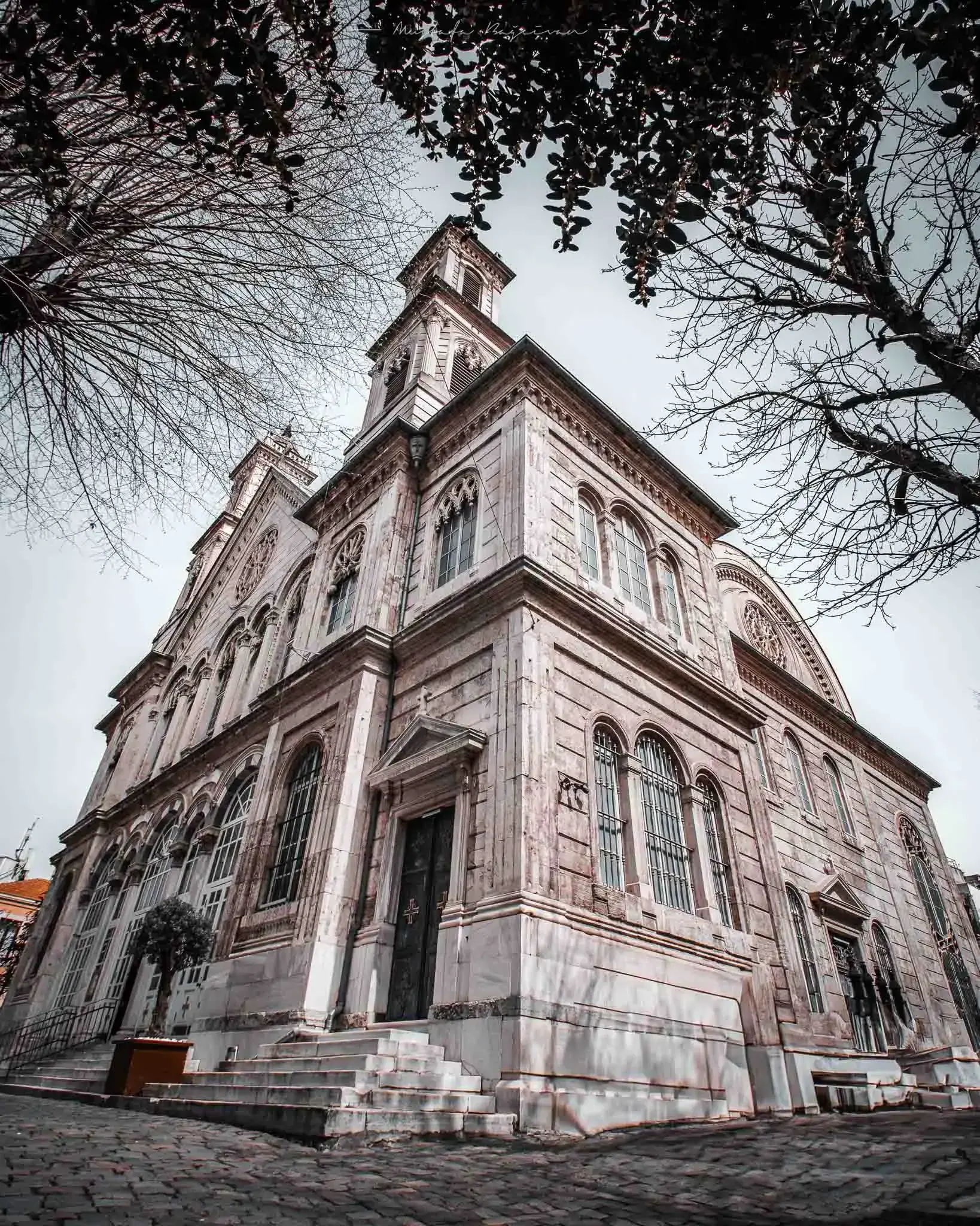 Aya Triada Rum Ortodoks Kilisesi - İstanbul'un Gizli Hazineleri 3 İstanbul'daki Aya Triada Rum Ortodoks Kilisesi, Beyoğlu'nda mimari detaylarıyla dikkat çeken tarihi bir kilisedir.