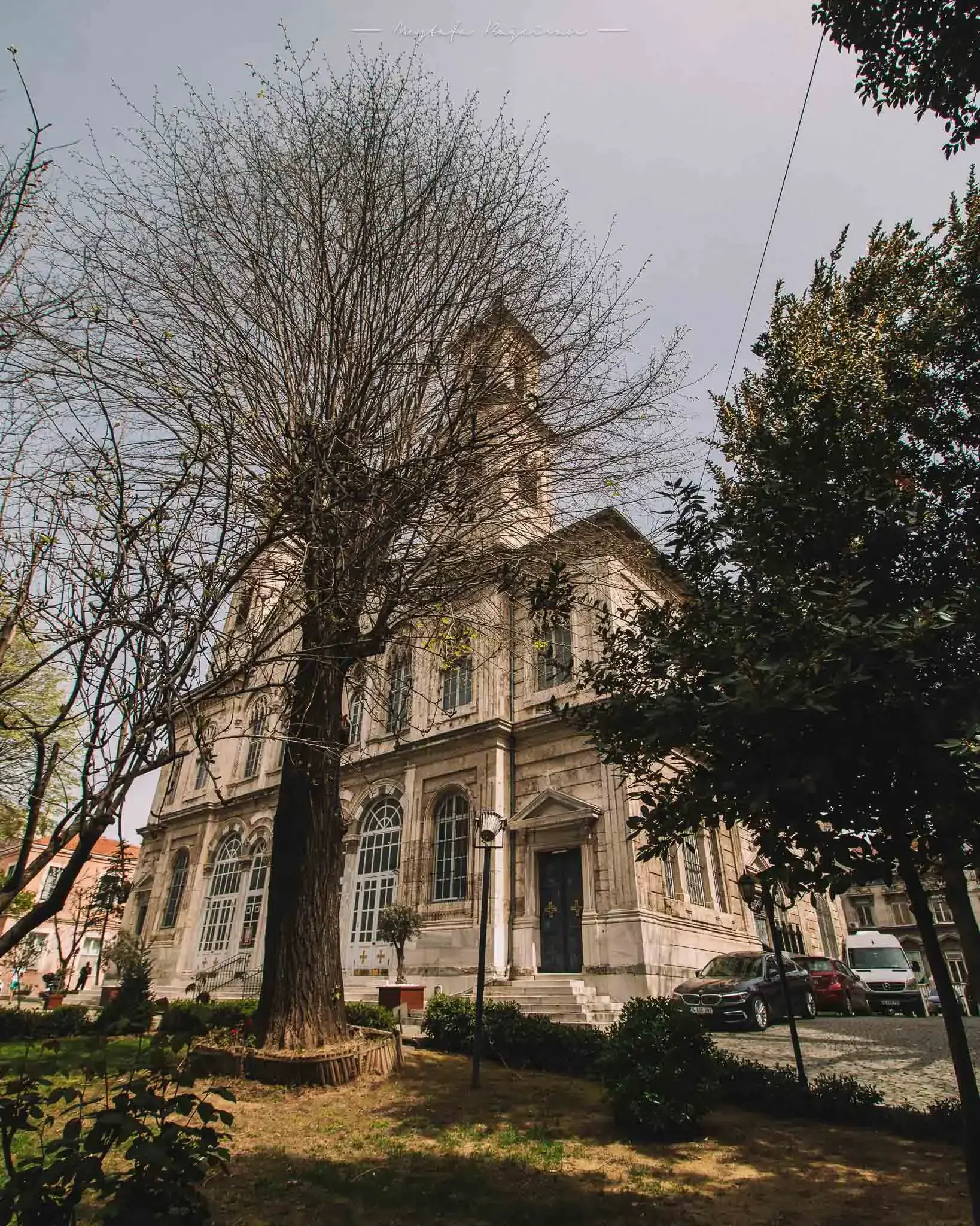 Aya Triada Rum Ortodoks Kilisesi - İstanbul'un Gizli Hazineleri 4 Aya Triada Rum Ortodoks Kilisesi, İstanbul'da tarihi bir Beyoğlu kilisesi.