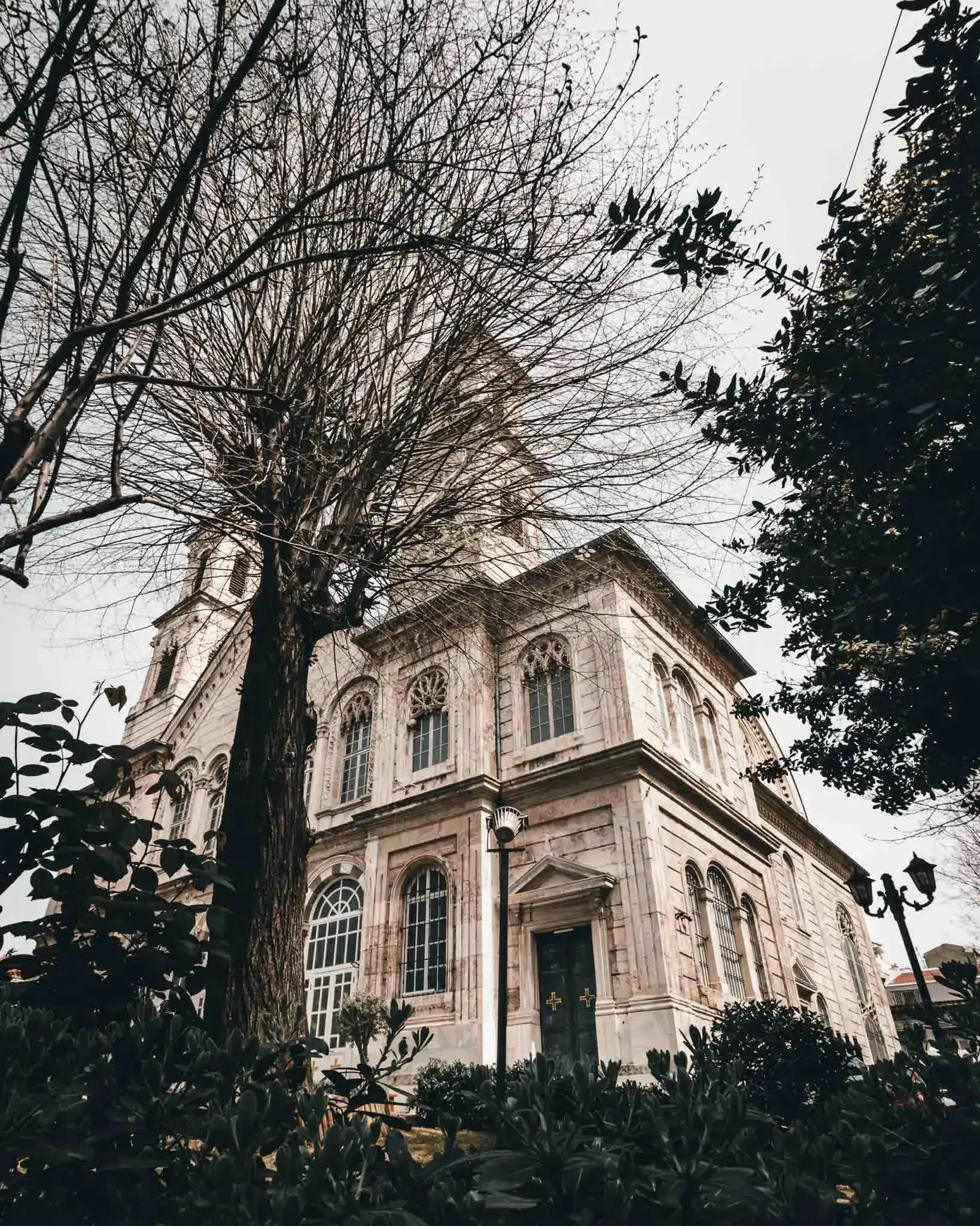 Aya Triada Rum Ortodoks Kilisesi - İstanbul'un Gizli Hazineleri 1 İstanbul'da bulunan Aya Triada Rum Ortodoks Kilisesi, mimari detaylarıyla dikkat çeken tarihi bir kilisedir.