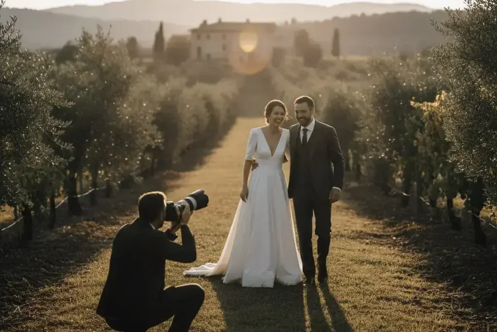 Mutlu bir çiftin bağda yaşadığı romantik anları ölümsüzleştiren düğün fotoğrafçısı. Yüksek kaliteli düğün fotoğrafçılığı.