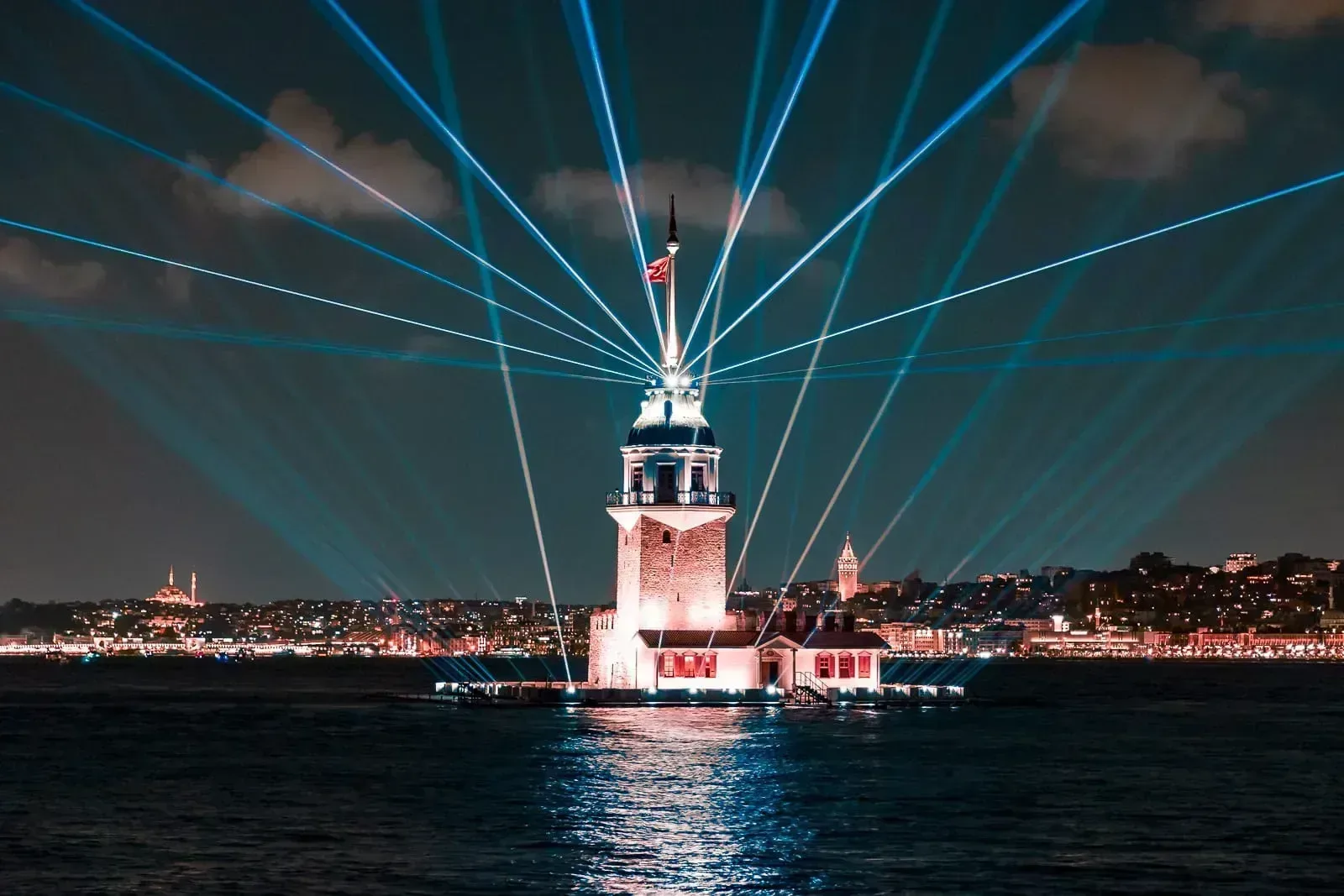 İstanbul, Türkiye'deki Topkapı Sarayı'ndaki antik taş duvar ve kule.