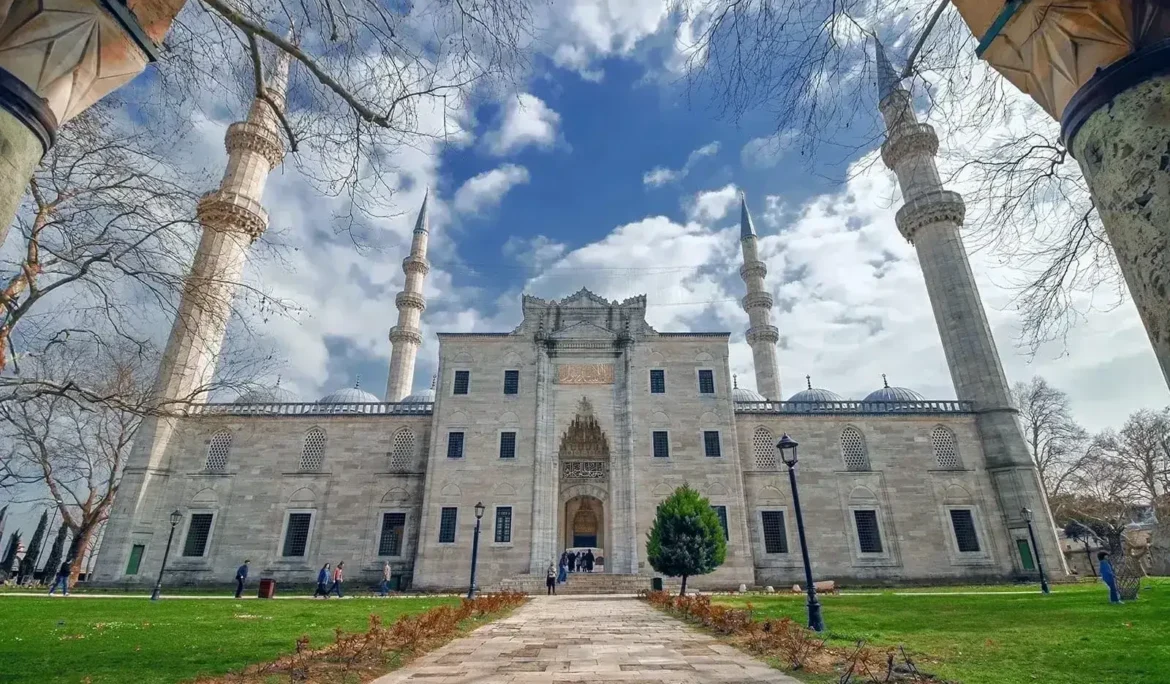 Şehrin mimarisi harikası: İstanbul'da tarihi bir cami. Mimari detaylar ve benzersiz manzara. by fotoloji
