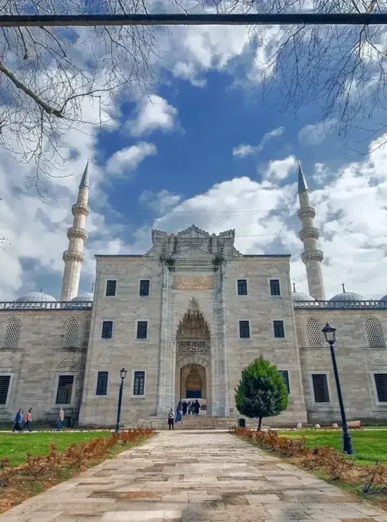 Şehrin mimarisi harikası: İstanbul'da tarihi bir cami. Mimari detaylar ve benzersiz manzara. by fotoloji