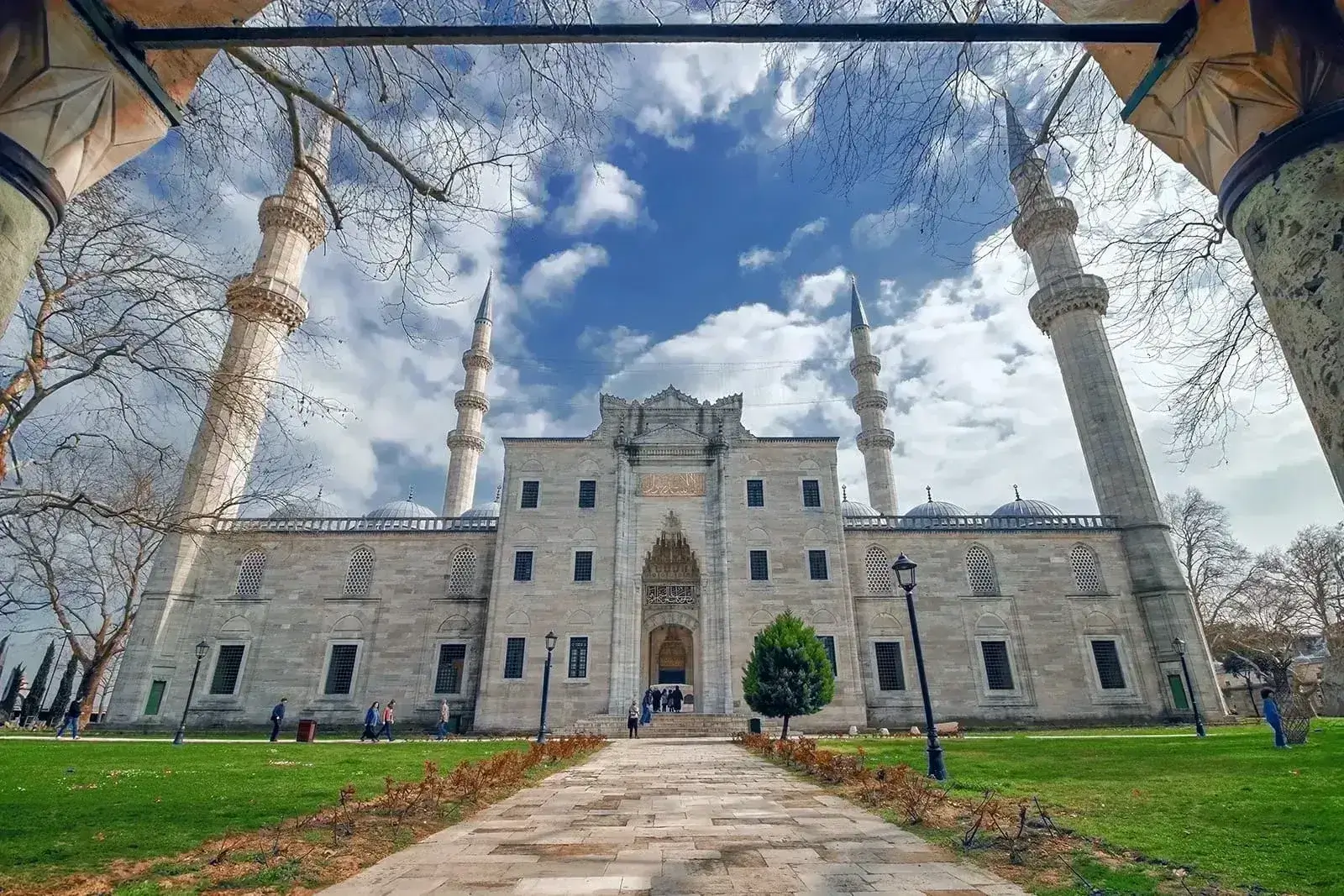 Şehrin mimarisi harikası: İstanbul'da tarihi bir cami. Mimari detaylar ve benzersiz manzara. by fotoloji