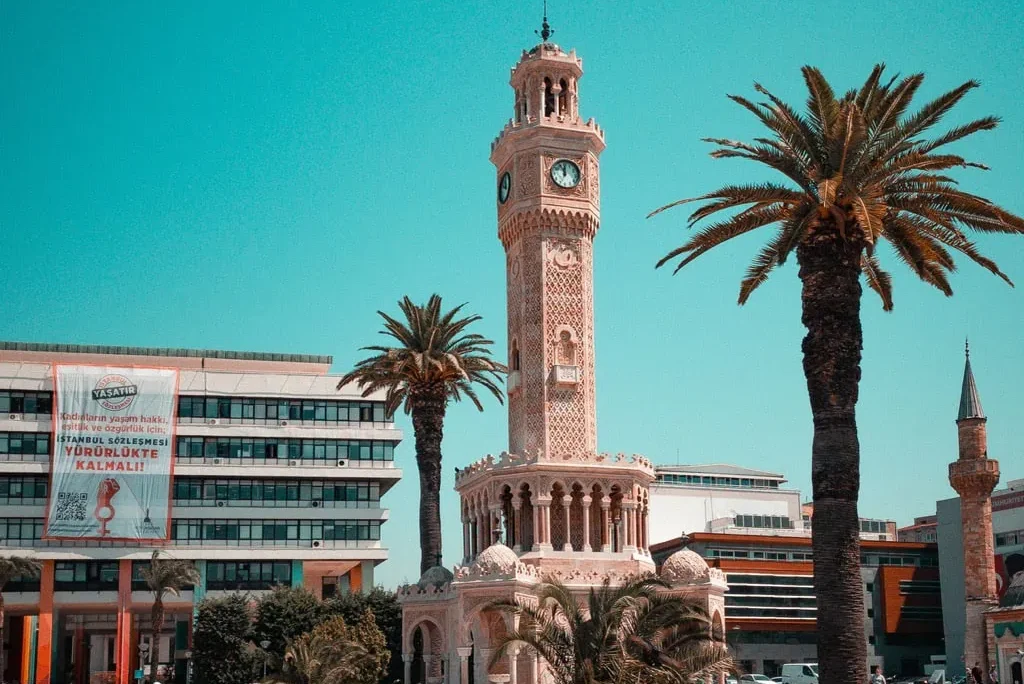 Güneşli bir günde Türkiye'de İzmir Saat Kulesi by fotoloji