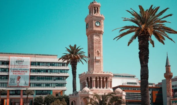 Güneşli bir günde Türkiye'de İzmir Saat Kulesi by fotoloji