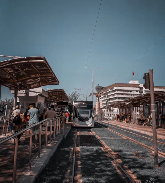 İzmir sokaklarında modern tramvay, şehrin modern altyapısını ve ulaşımını sergiliyor. by fotoloji