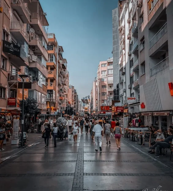 Kıbrıs Şehitleri Caddesi İzmir'de. Yayaların ve mağazaların bulunduğu hareketli bir sokak manzarası. by fotoloji