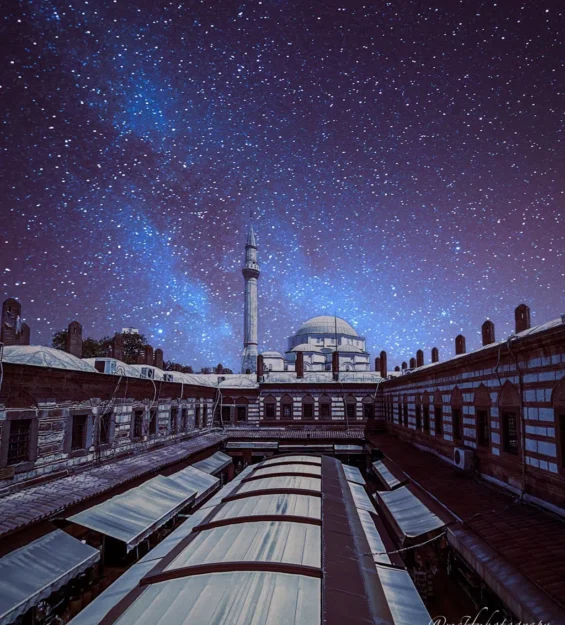İzmir Kızlarağası Hanı, yıldızlı gökyüzü altında gece. by fotoloji