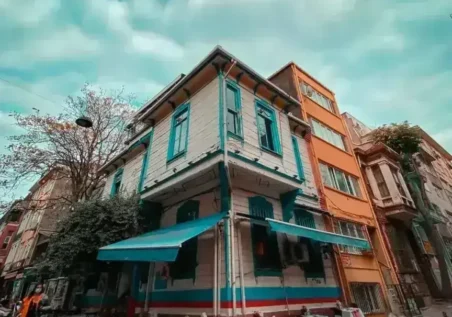 Kadikoyun En Eski Yerlesim Yeri Moda İstanbul'da tarihi mimariyi ve canlı sokak yaşamını sergileyen büyüleyici köşe restoranı. İstanbul manzaraları. by fotoloji