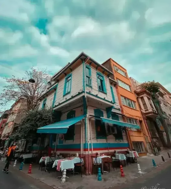İstanbul'da tarihi mimariyi ve canlı sokak yaşamını sergileyen büyüleyici köşe restoranı. İstanbul manzaraları. by fotoloji