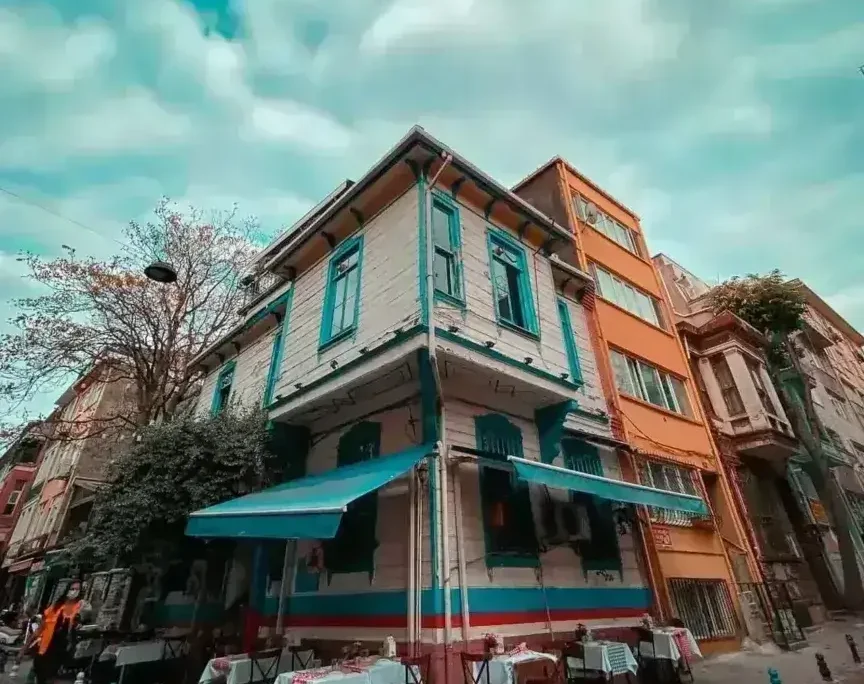 İstanbul'da tarihi mimariyi ve canlı sokak yaşamını sergileyen büyüleyici köşe restoranı. İstanbul manzaraları. by fotoloji