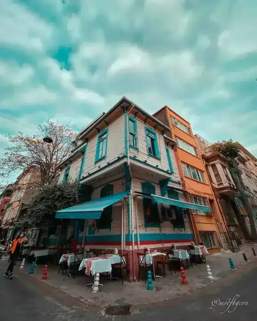 İstanbul'da tarihi mimariyi ve canlı sokak yaşamını sergileyen büyüleyici köşe restoranı. İstanbul manzaraları. by fotoloji
