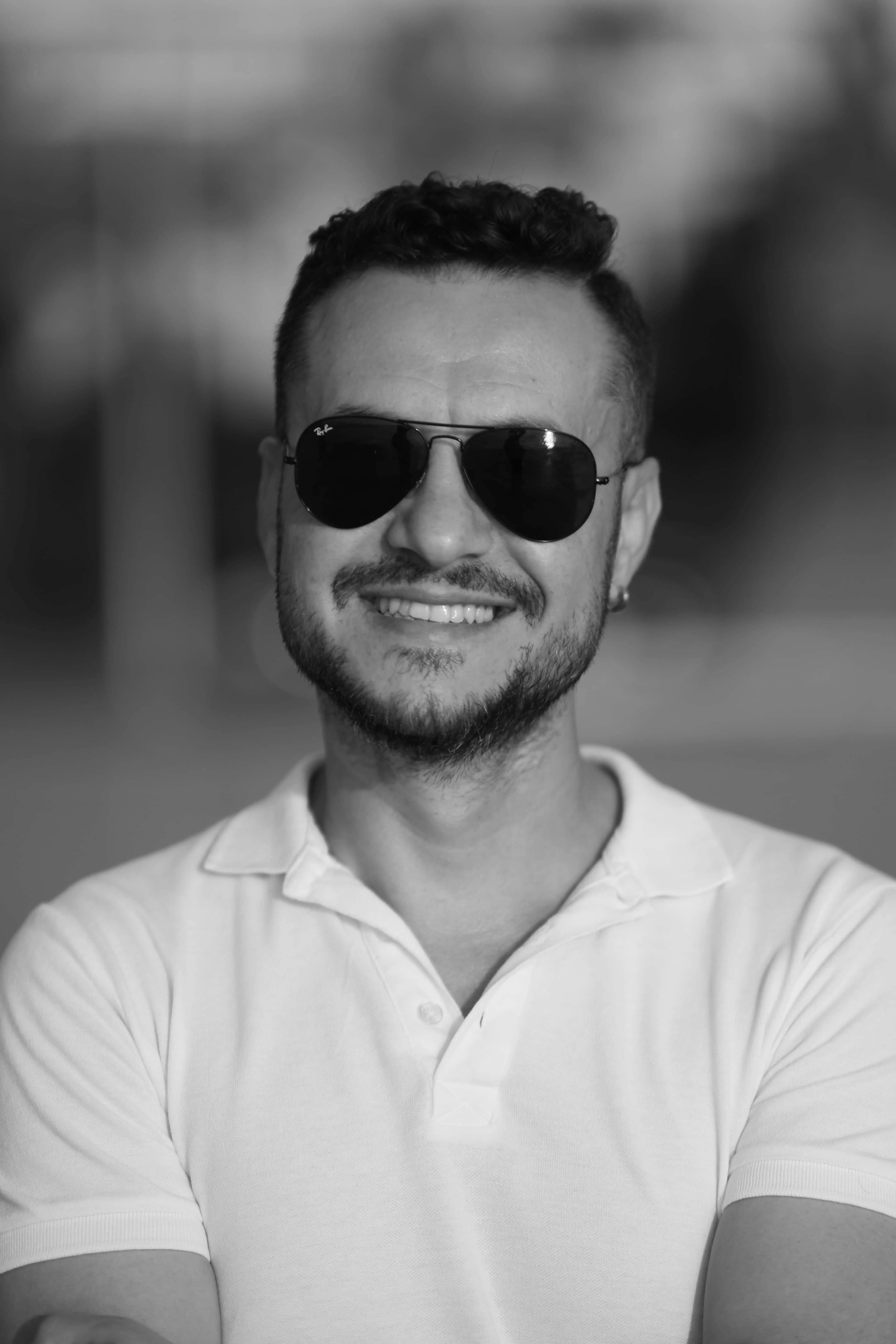 Fotoğrafların arkasındaki beyinler: FOTOLOJİ.ART Ekibi 1 Smiling man wearing sunglasses