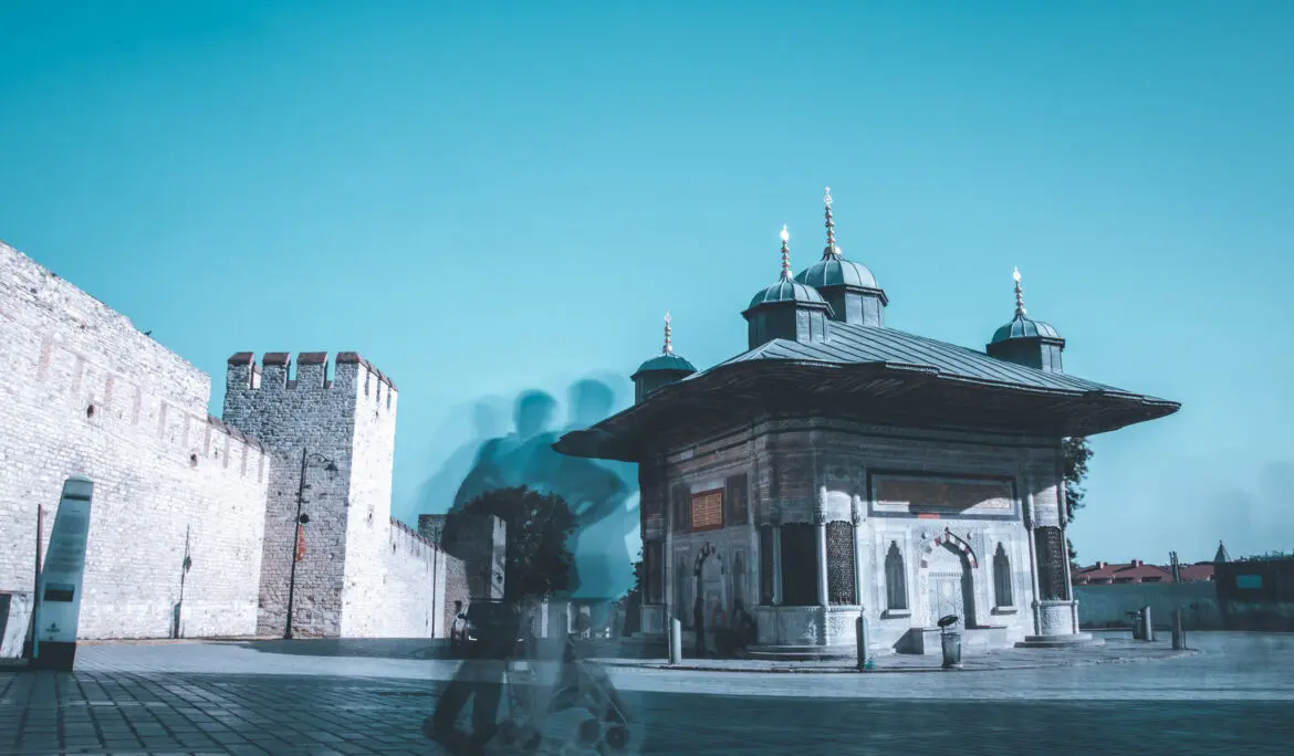 Tarihi Yarımada'da masmavi gökyüzünün hakim olduğu tarihi çeşme.
