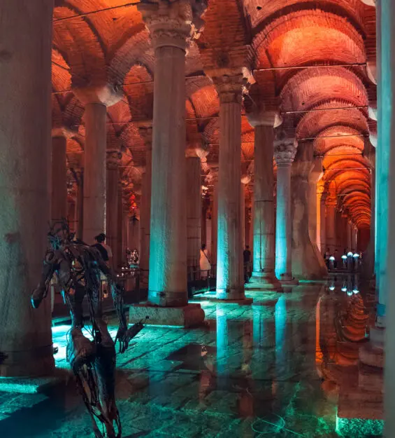 İstanbul'daki Yerebatan Sarnıcı, ışıklı su ve sütunlarıyla tarihi bir yer altı sarnıcıdır.