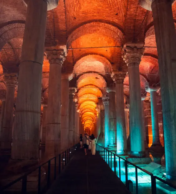 İstanbul'un tarihi yer altı sarnıcı Yerebatan Sarnıcı, rengarenk ışıklarla aydınlatıldı.