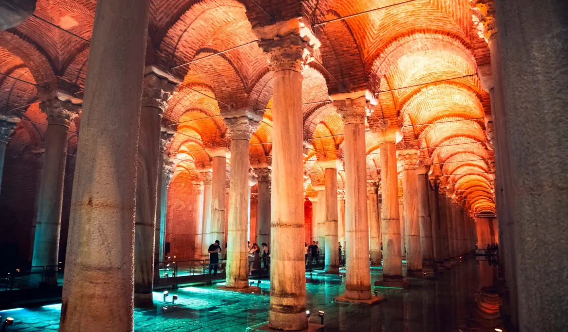 İstanbul'da bulunan, ışıklandırılmış sütunları ve suyuyla ünlü antik yer altı sarnıcı Yerebatan Sarnıcı.