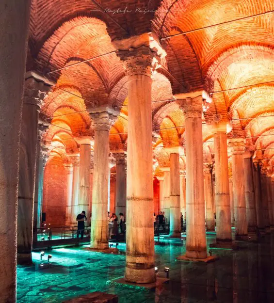 İstanbul'da bulunan, ışıklandırılmış sütunları ve suyuyla ünlü antik yer altı sarnıcı Yerebatan Sarnıcı.