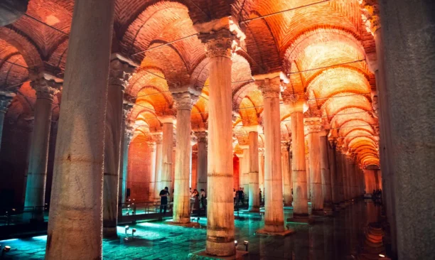 İstanbul'da bulunan, ışıklandırılmış sütunları ve suyuyla ünlü antik yer altı sarnıcı Yerebatan Sarnıcı.