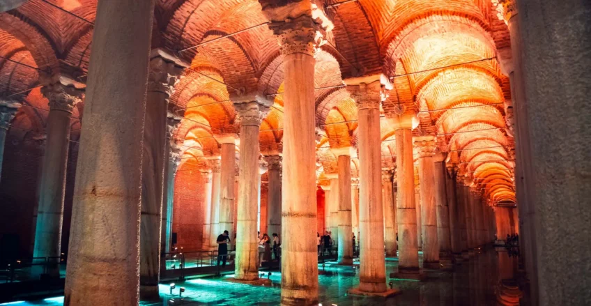 İstanbul'da bulunan, ışıklandırılmış sütunları ve suyuyla ünlü antik yer altı sarnıcı Yerebatan Sarnıcı.