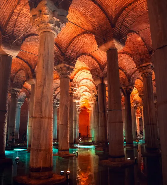 İstanbul'daki Yerebatan Sarnıcı, sütunlu ve su bulunan tarihi bir yeraltı yapısıdır.