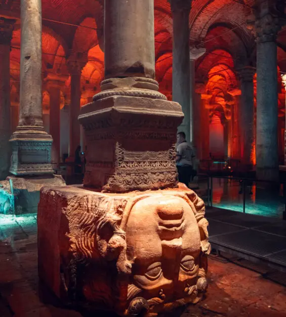 İstanbul'da antik bir sarnıç olan Yerebatan Sarnıcı'ndaki Medusa başı heykeli.