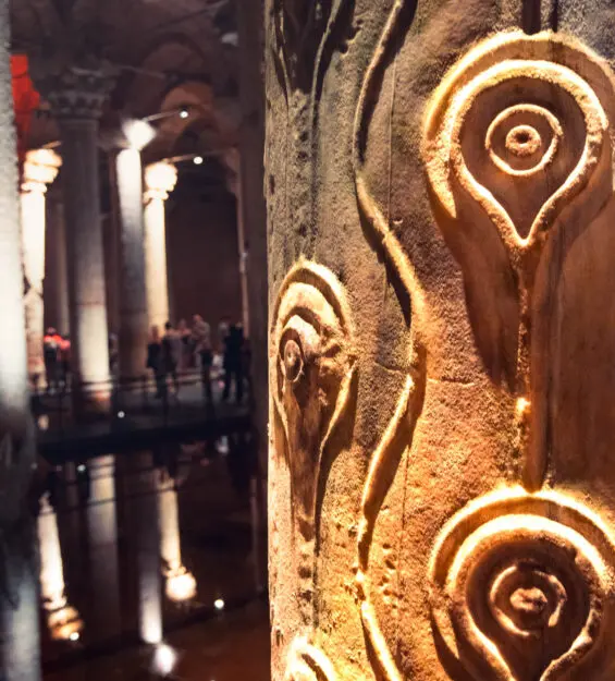 İstanbul'daki tarihi yer altı sarnıcı Yerebatan Sarnıcı'ndaki bir sütun üzerindeki incelikli oymalar.