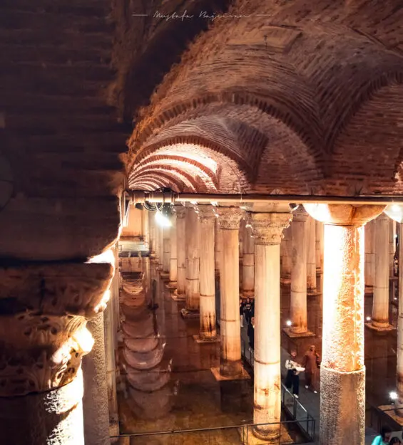 İstanbul'da bulunan tarihi yer altı sarnıcı Yerebatan Sarnıcı, sütunları ve kemerli tavanlarıyla dikkat çekiyor.
