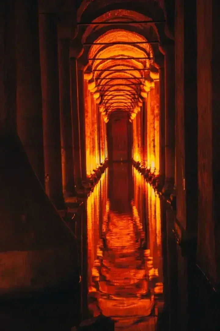 Yerebatan Sarnıcı: Gizemlerle Dolu Yer Altı Sarayı 1 brown wooden hallway with light