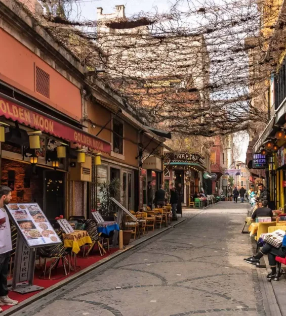 Restoranlarla dolu dar İstanbul sokağı; Golden Moon ve Pier Cafe'nin yer aldığı. by fotoloji