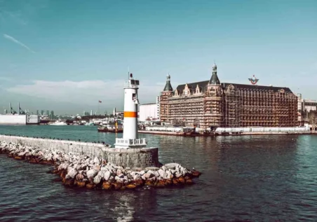 MB03099-a İstanbul, Türkiye'deki Deniz Feneri ve Haydarpaşa Tren İstasyonu for fotoloji