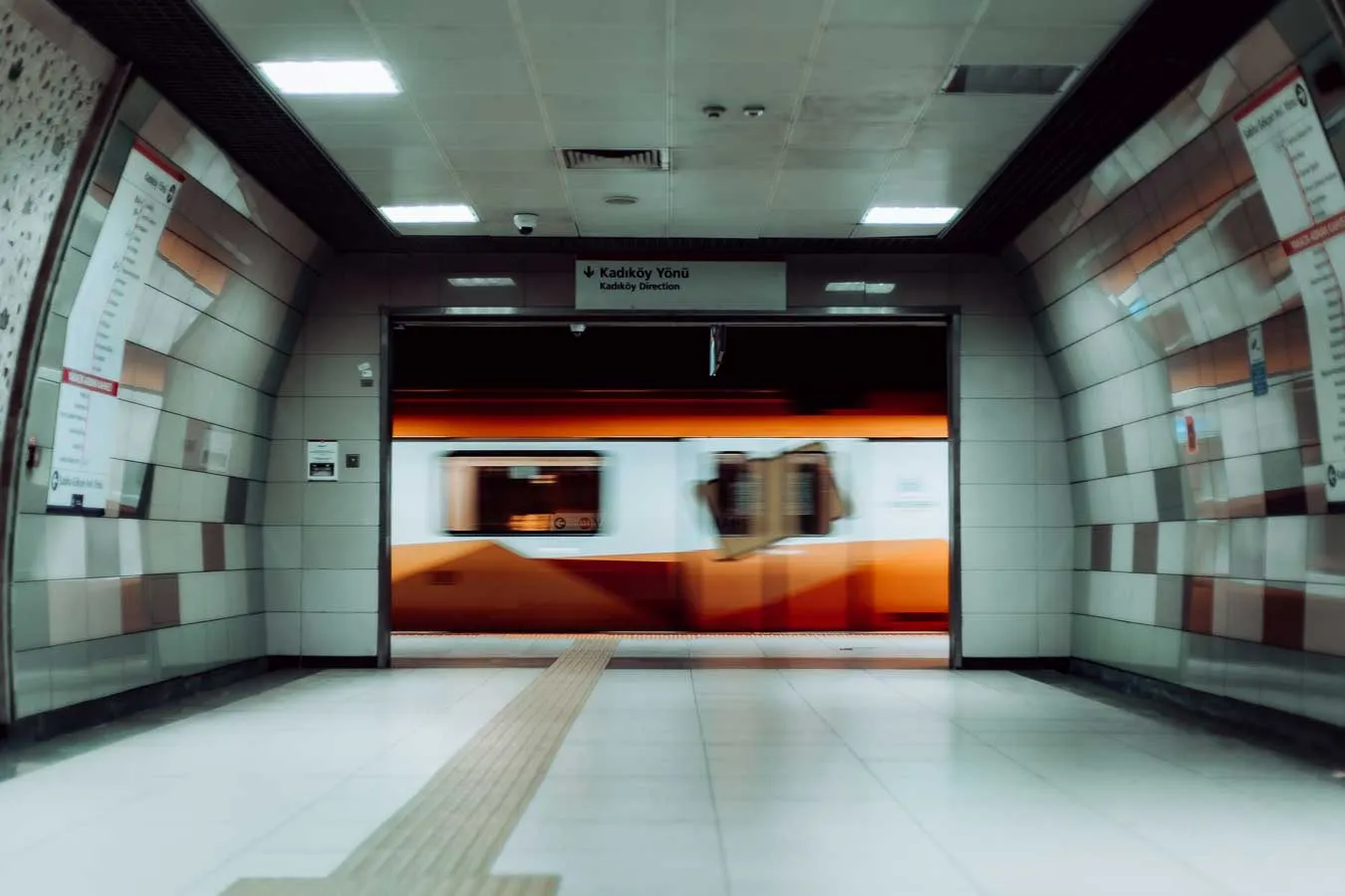 İstanbul metro istasyonu platformundan, Kadıköy yönünde kalkan bulanık tren. by fotoloji