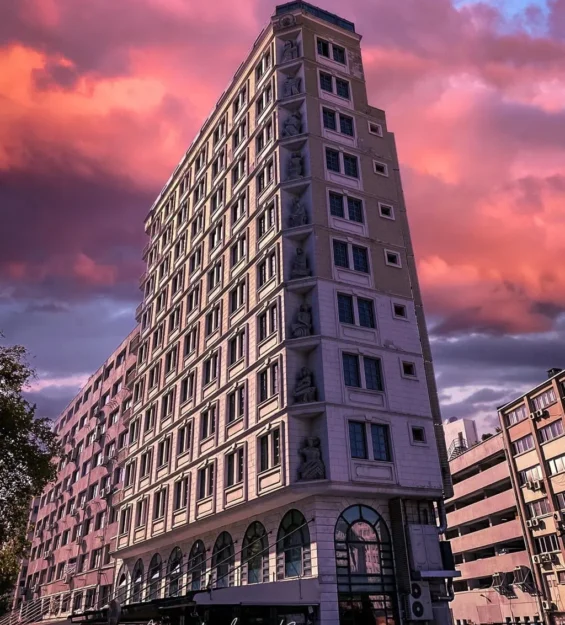 Gün batımında modern yüksek katlı bina, mimari detay, şehir silüeti by fotoloji