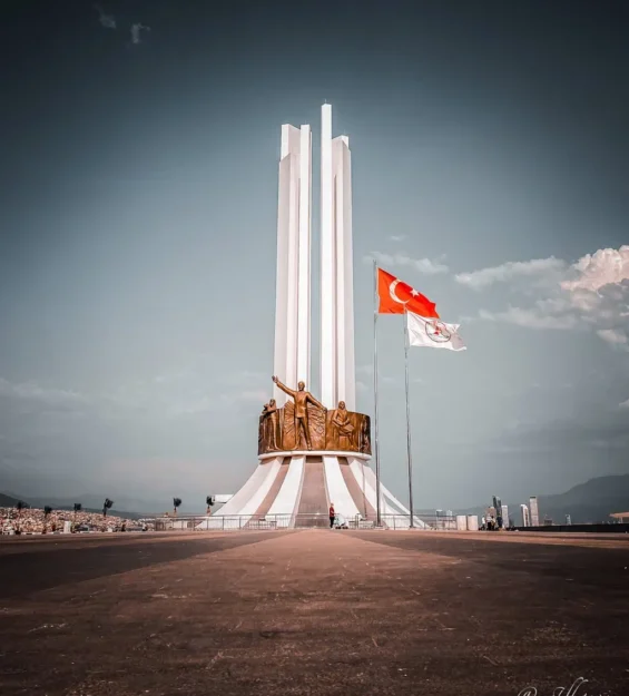 Meydana bakan anıtsal Türk bayrağı ve heykeli. by fotoloji