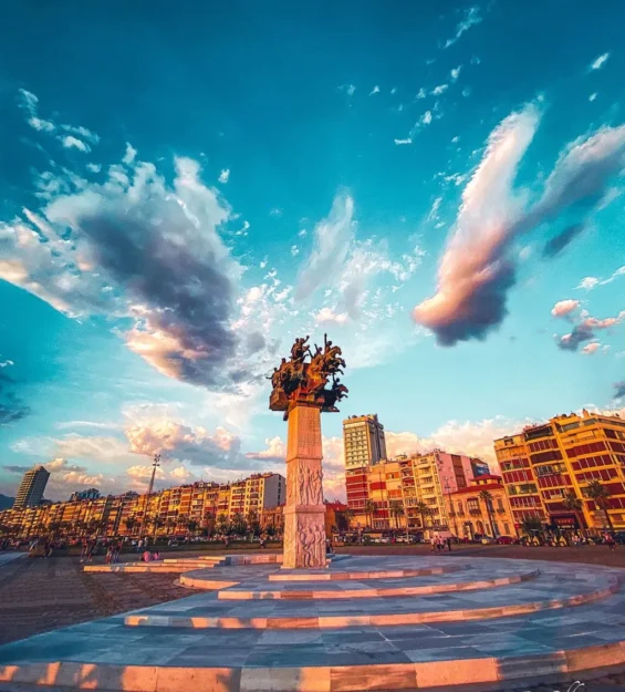 Samsun Atatürk Meydanı anıtının gün batımı manzarası, Türkiye by fotoloji