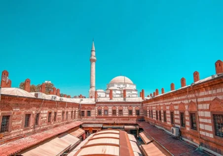 izmir_026 Arka planda cami ve minarenin yer aldığı hareketli bir Türk pazarının üstten görünümü. by fotoloji