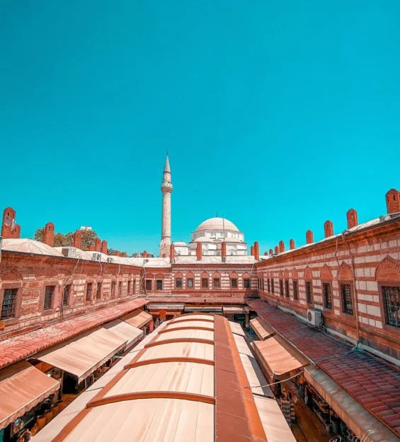 Arka planda cami ve minarenin yer aldığı hareketli bir Türk pazarının üstten görünümü. by fotoloji