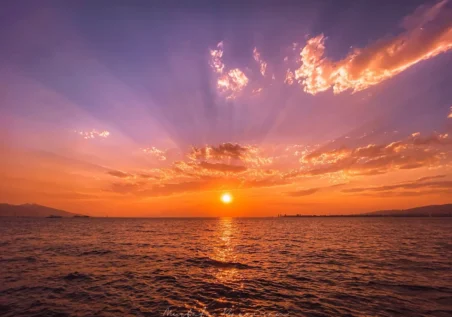izmir_05 Alacakaranlık ışınlarıyla sakin okyanus suyunun üzerinde canlı gün batımı by fotoloji