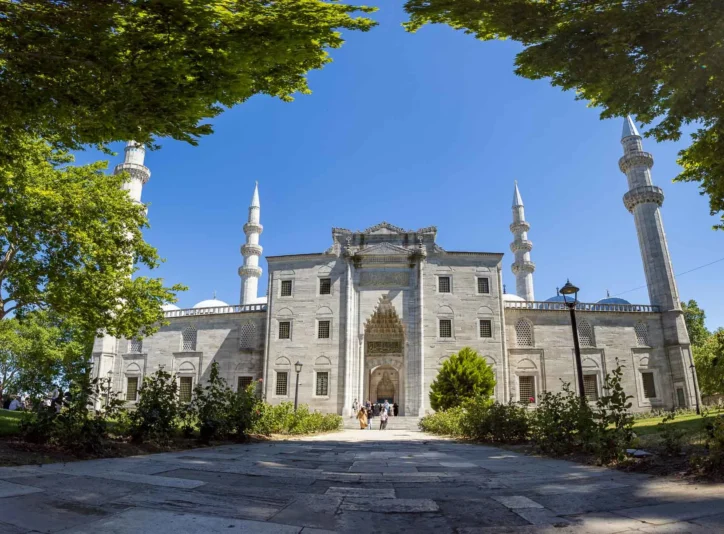 Geniş açılı lensle çizilmiş cami fotoğrafı. Mimari fotoğraf örneği. by fotoloji