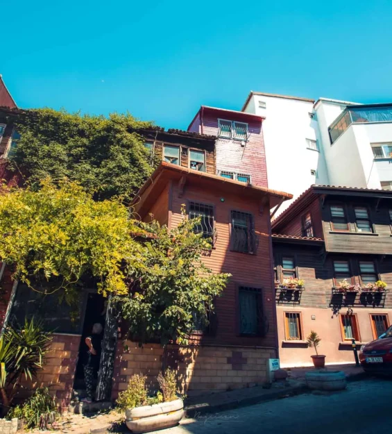 İstanbul Balat'ta masmavi gökyüzünün altında rengarenk tarihi evler _by fotoloji