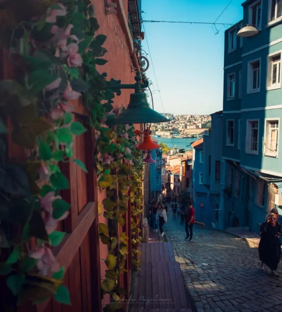 İstanbul Balat'ta renkli evler ve Arnavut kaldırımlı sokak _by fotoloji