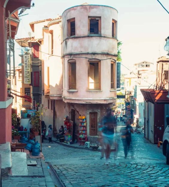 Balat'ta tarihi cazibeyi ve canlı kültürü yansıtan rengarenk binalar ve Arnavut kaldırımlı sokaklar. _by fotoloji