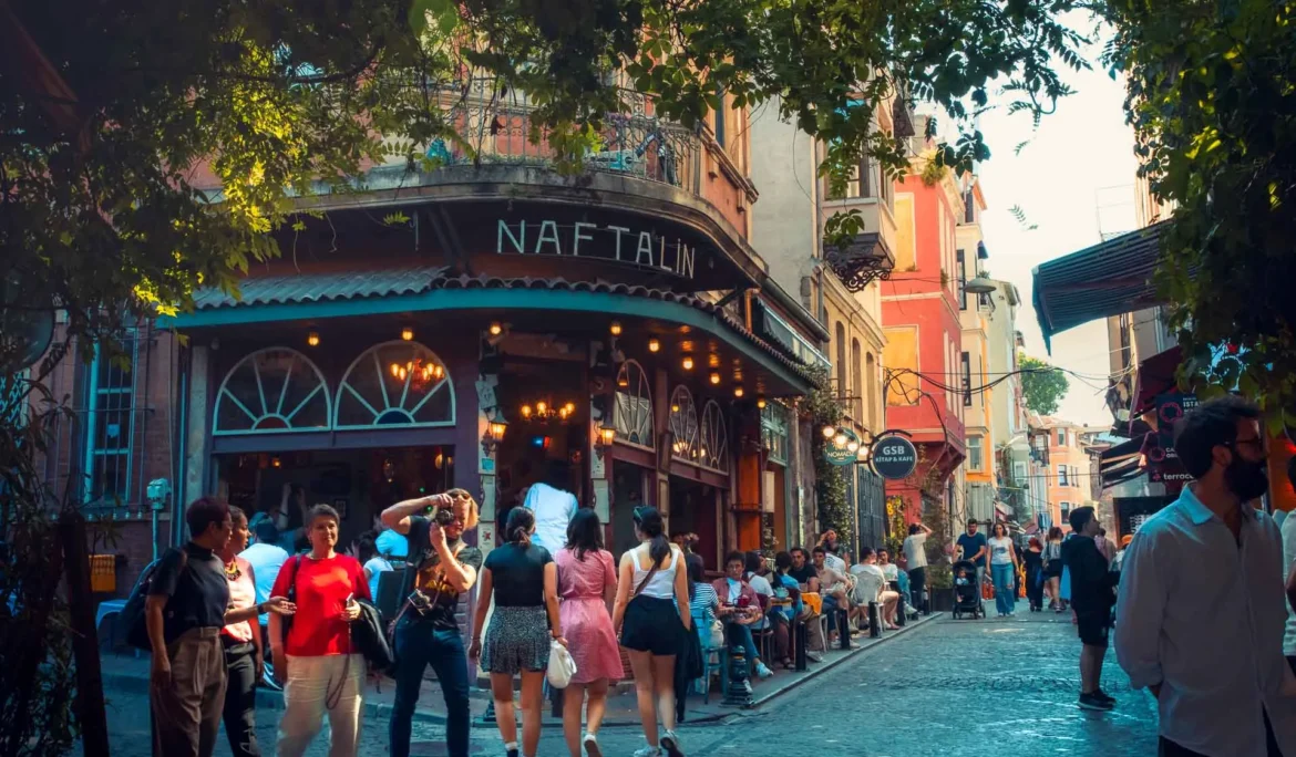 Balat sokak manzarası: rengarenk binalar, NaftaLin kafe ve dolaşan insanlar. Balat tarihi. _by fotoloji
