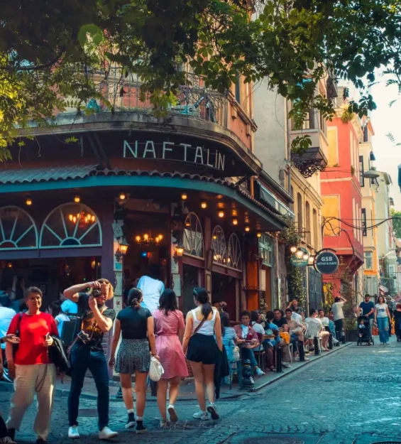 Balat sokak manzarası: rengarenk binalar, NaftaLin kafe ve dolaşan insanlar. Balat tarihi. _by fotoloji